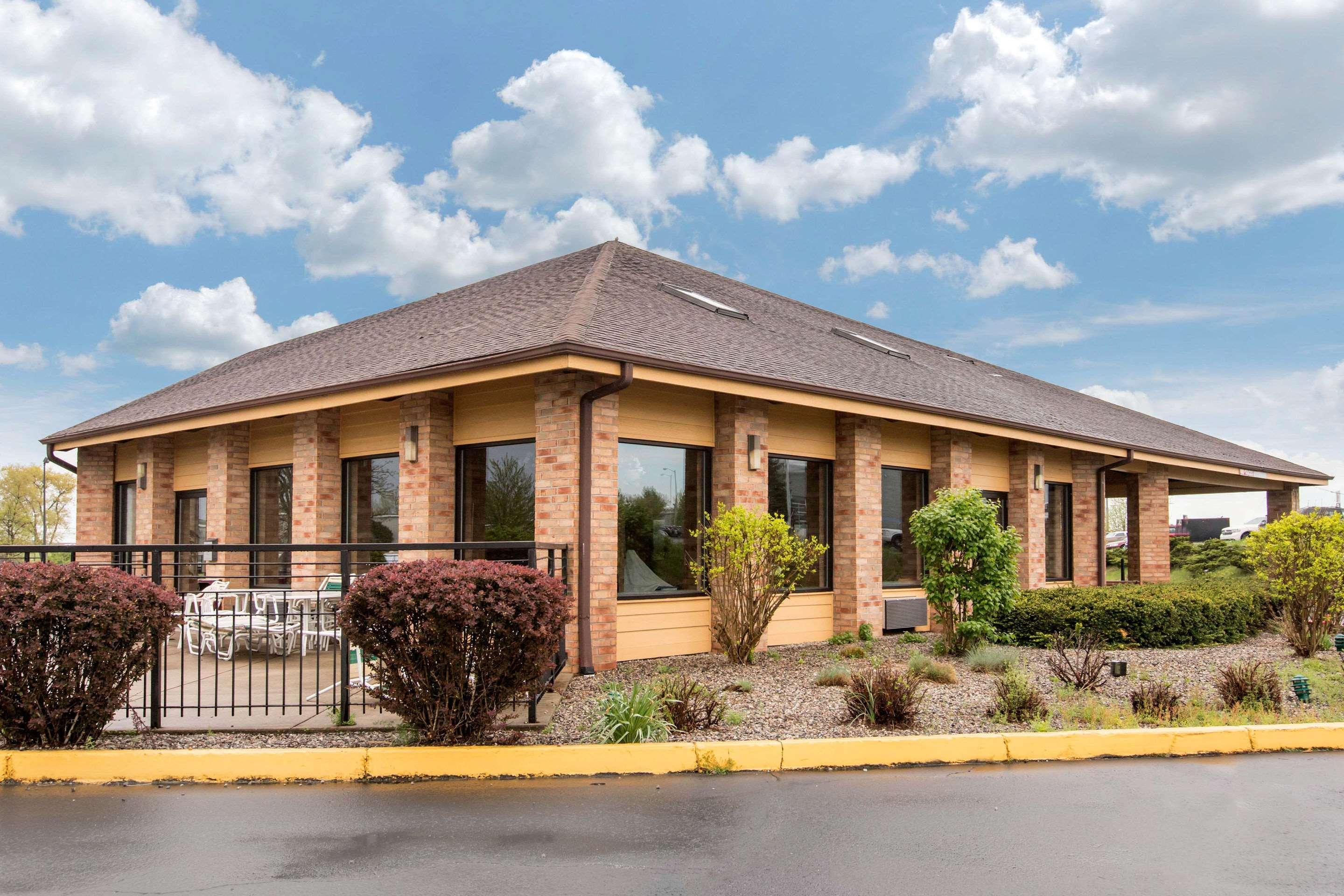 Rodeway Inn Coopersville Exterior photo