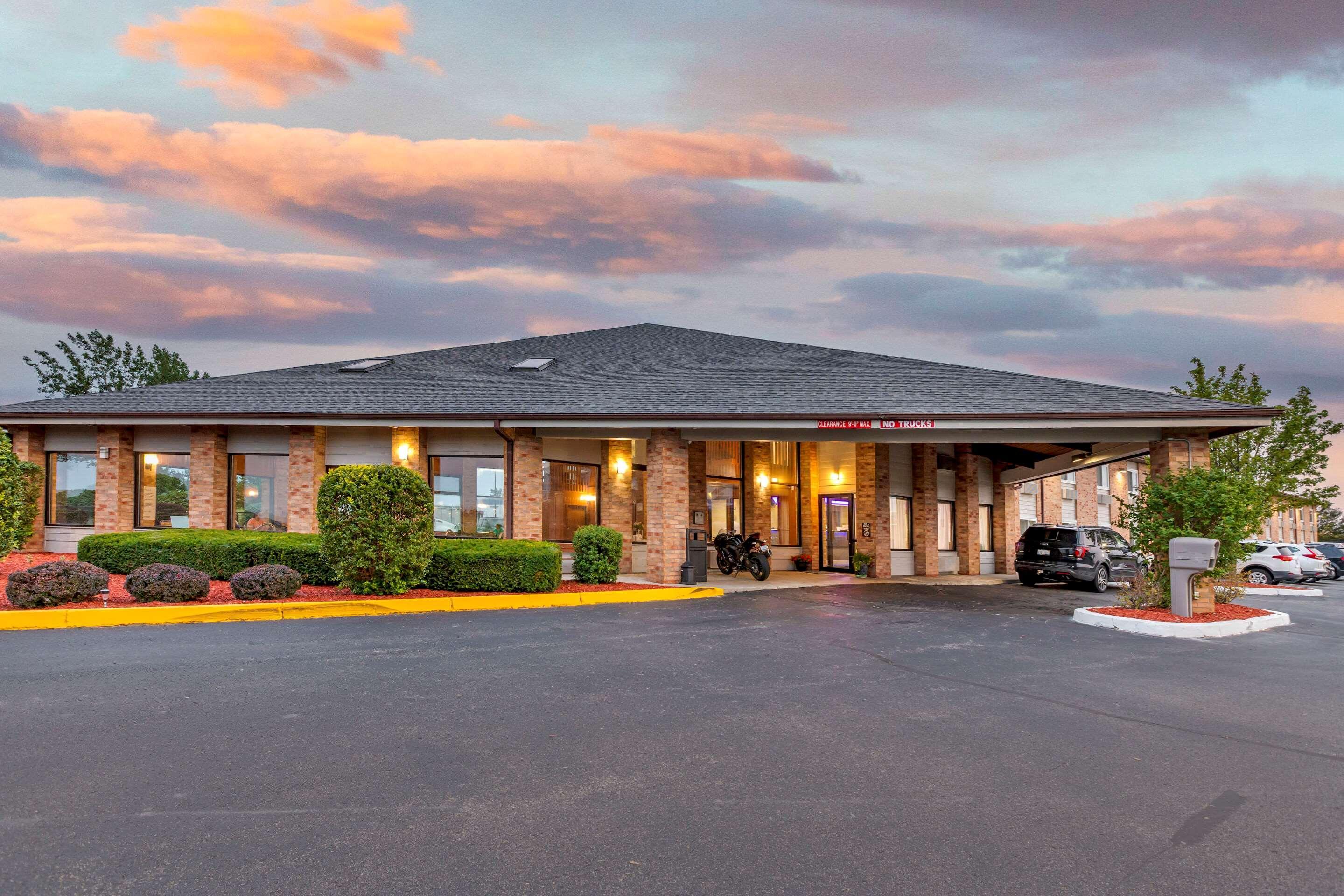 Rodeway Inn Coopersville Exterior photo