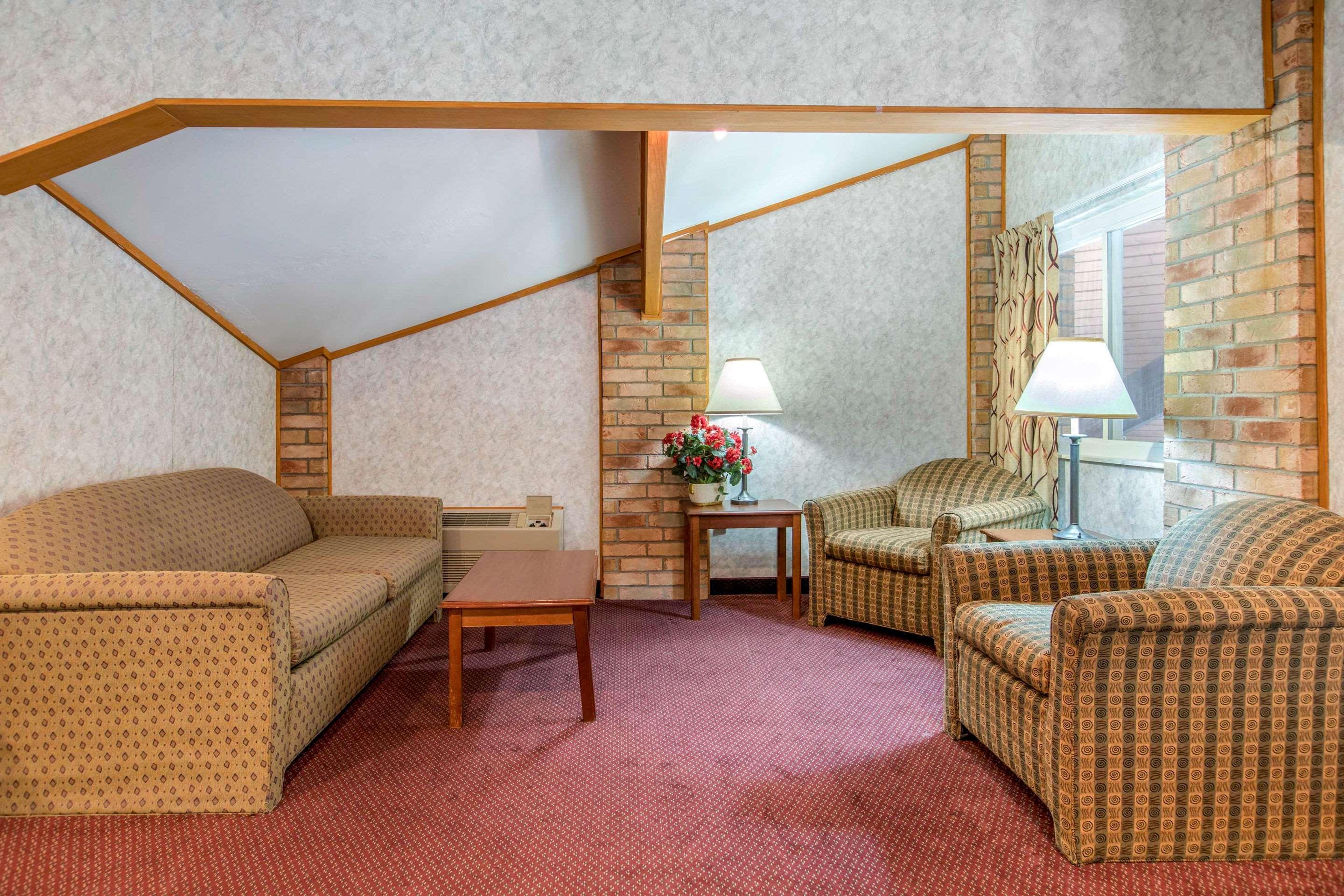 Rodeway Inn Coopersville Exterior photo