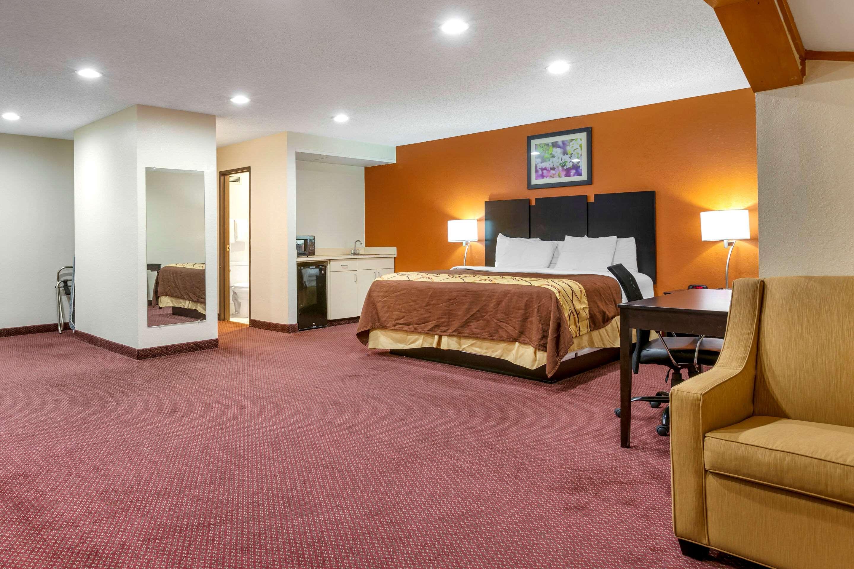 Rodeway Inn Coopersville Exterior photo
