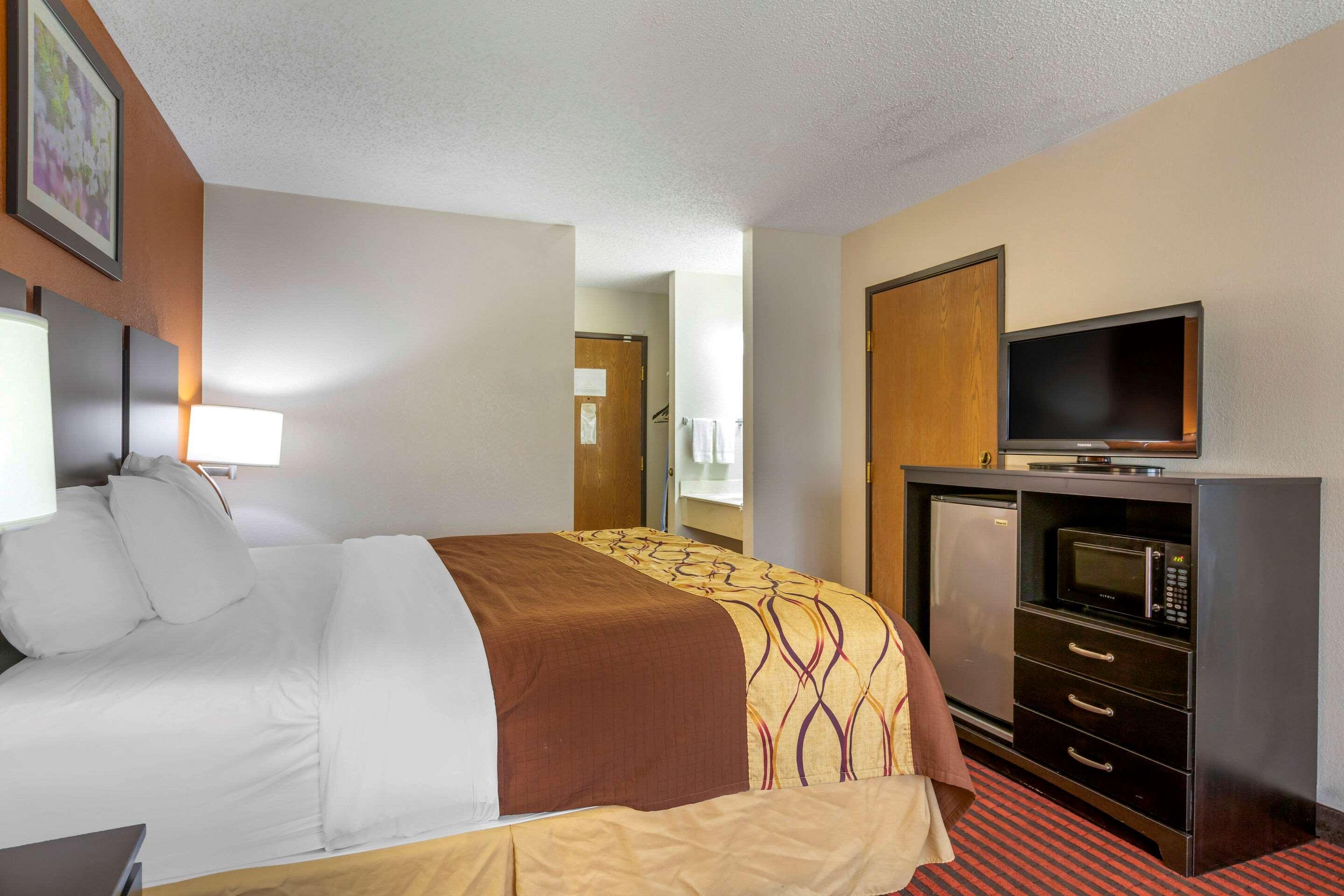 Rodeway Inn Coopersville Exterior photo