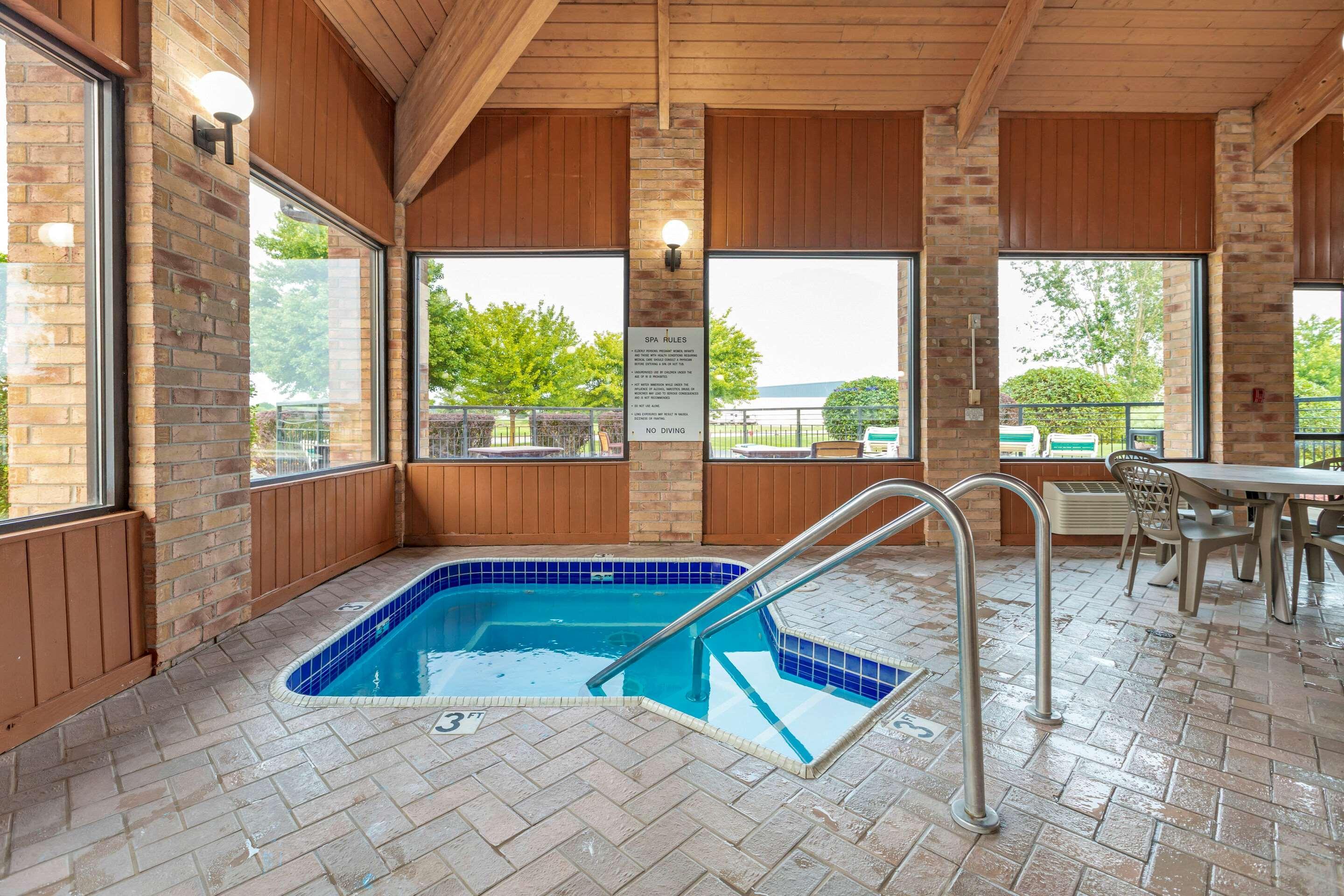 Rodeway Inn Coopersville Exterior photo